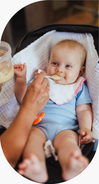 Bebé en su cuna disfrutando de nutrición infantil.