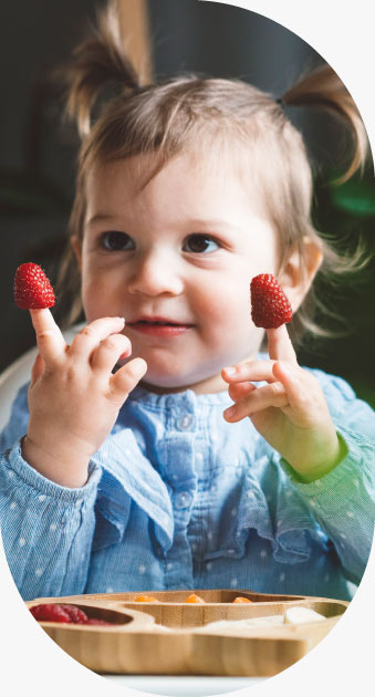 Bebé en su cuna disfrutando de nutrición infantil.